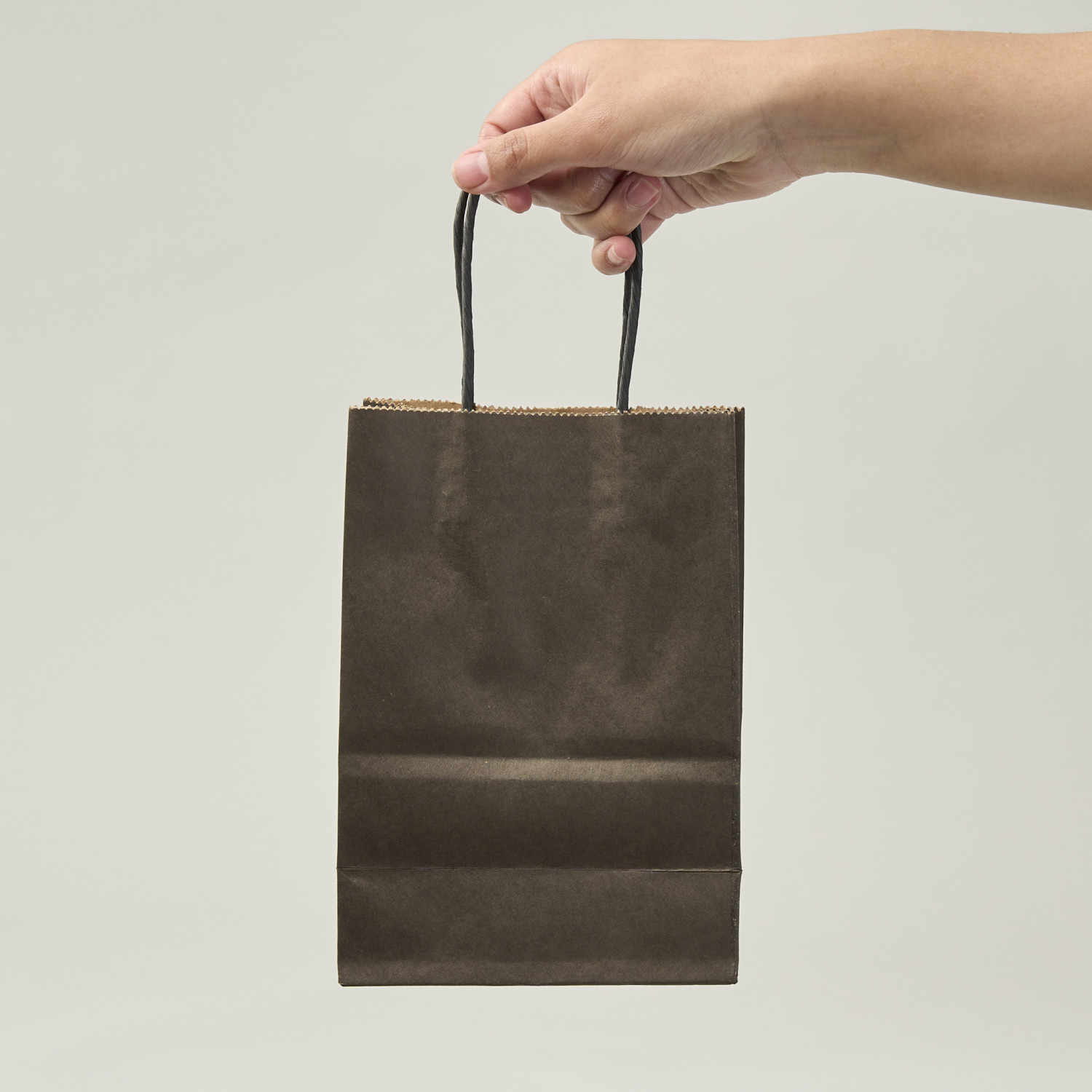 Bolsa de papel kraft negra | 20x14x8 (cm)