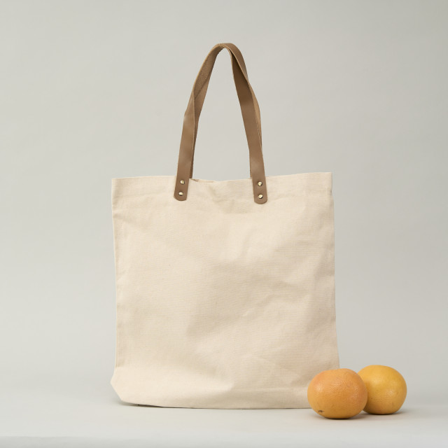 Bolsa de uso personal color natural con manillas de cuero 45x45x8 (cm) Alternativa