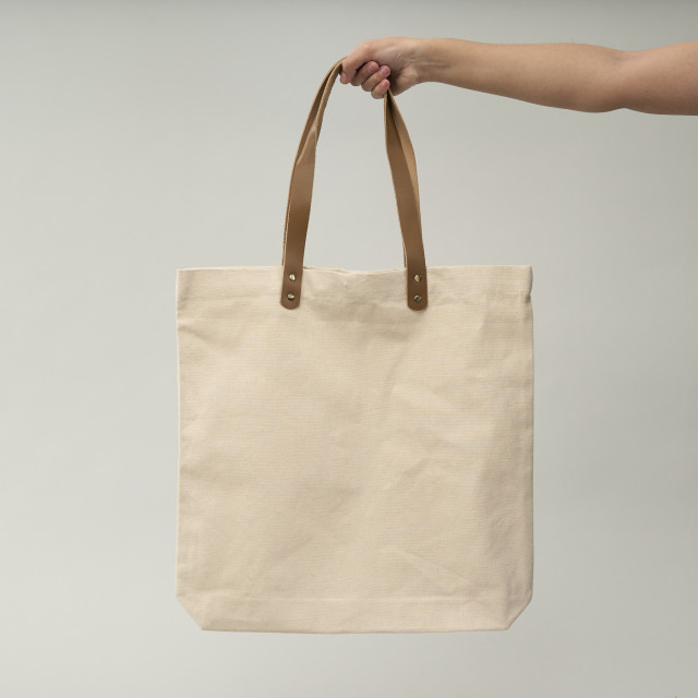 Bolsa de uso personal color natural con manillas de cuero 45x45x8 (cm)