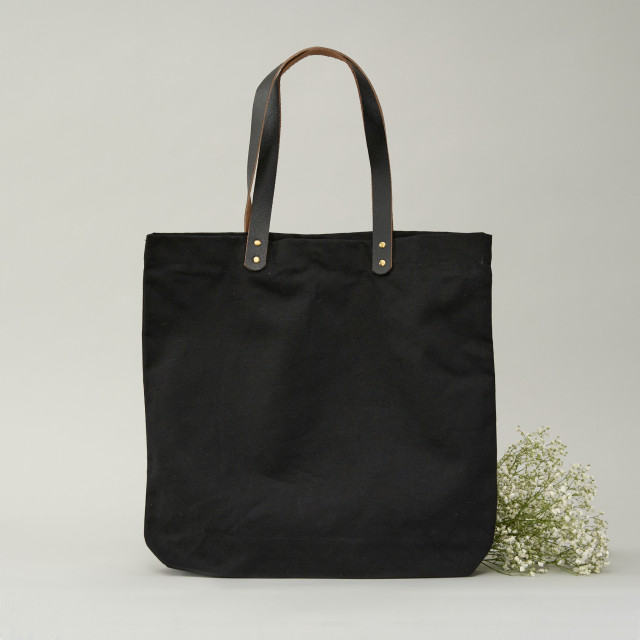 Bolsa de uso personal color negra con manillas de cuero 45x45x8 (cm) Alternativa