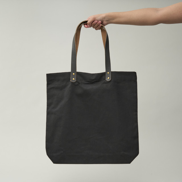 Bolsa de uso personal color negra con manillas de cuero 45x45x8 (cm)