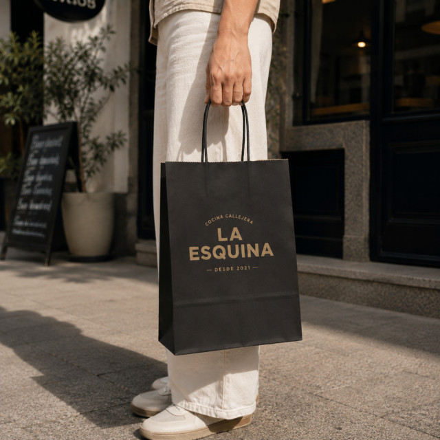 Bolsa de papel kraft negra | 30x22x10 (cm)